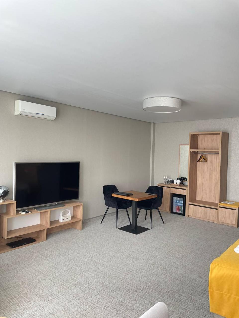 Space Apart Hotel Lutsʼk Esterno foto